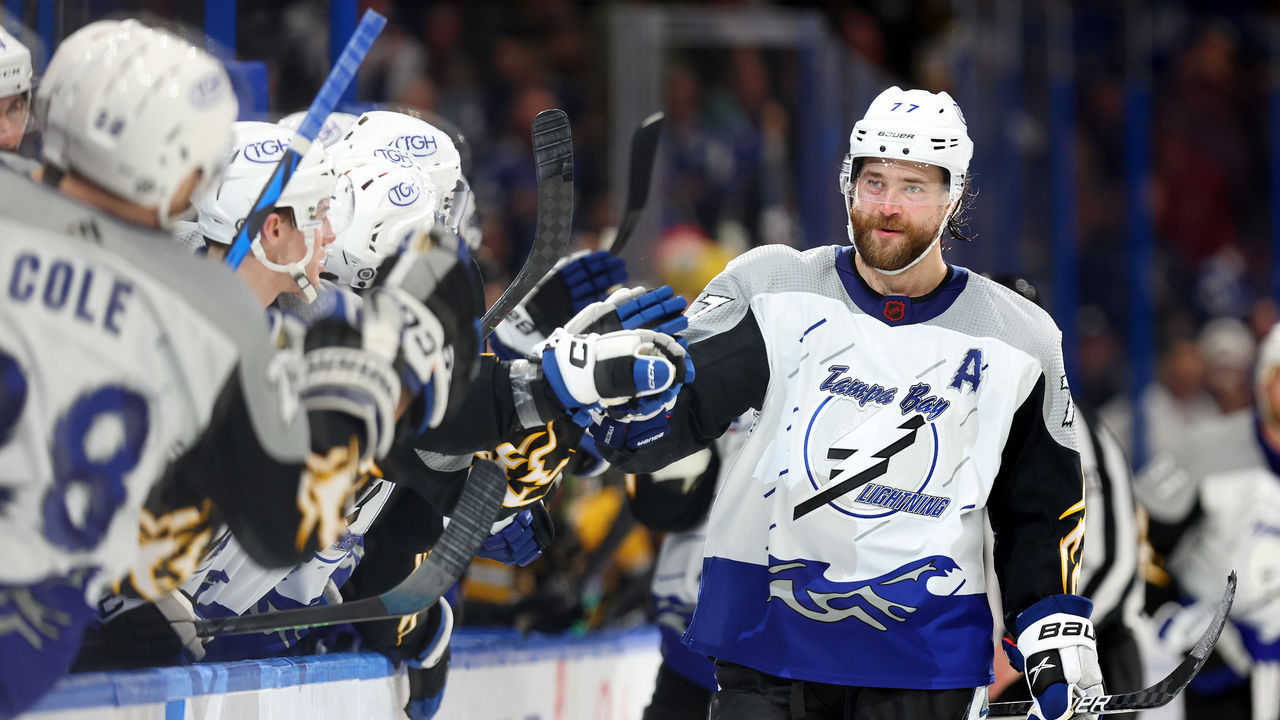 Hedman helps Lightning snap Bruins' 6-game winning streak 