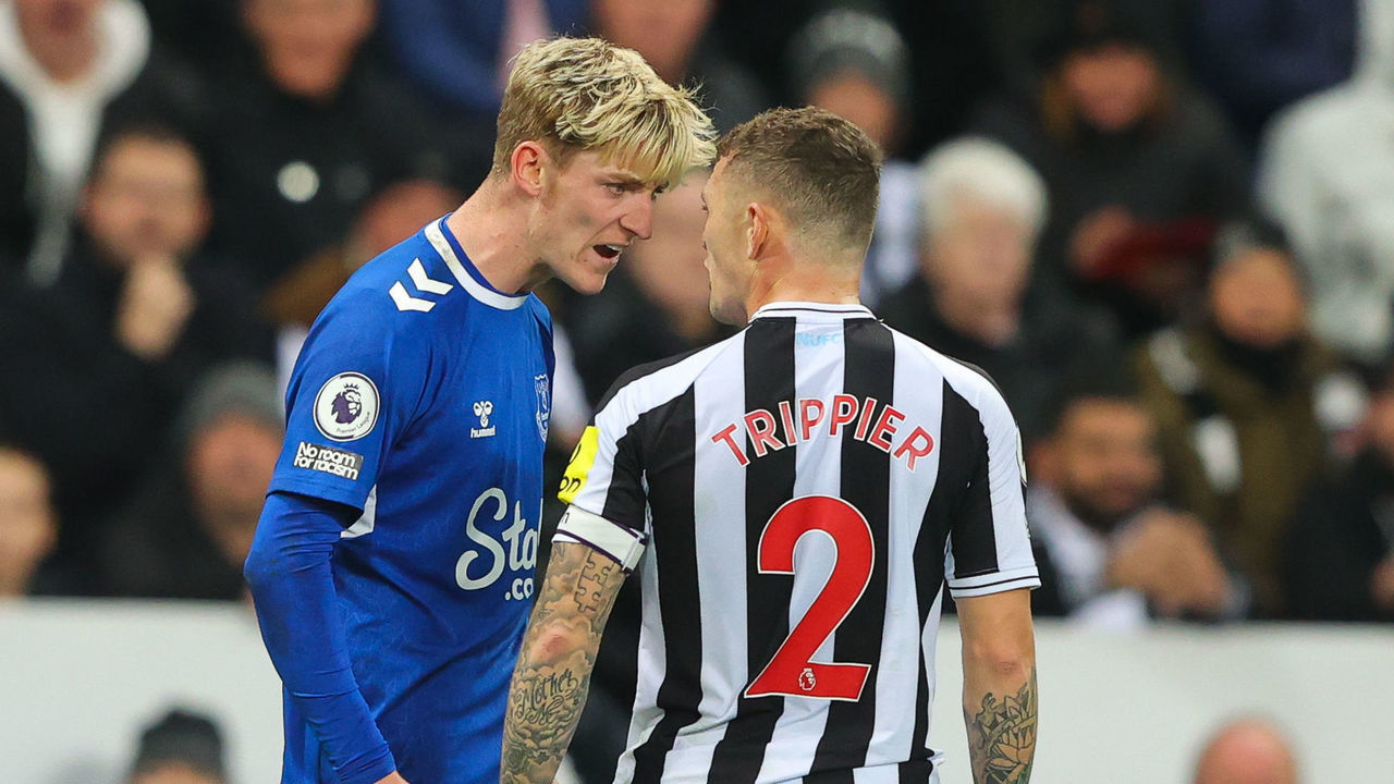 NEWCASTLE UPON TYNE, ENGLAND - OCTOBER 19: Anthony Gordon of Everton clashes with Kieran Trippier of Newcastle United during the Premier League match between Newcastle United and Everton FC at St. James Park on October 19, 2022 in Newcastle upon Tyne, England.