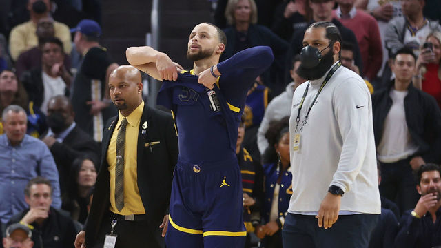 SAN FRANCISCO, CALIFORNIA - JANUARY 25: Stephen Curry #30 of the Golden State Warriors reacts after being ejected from the game in the fourth quarter against the Memphis Grizzlies at Chase Center on January 25, 2023 in San Francisco, California. NOTE TO USER: User expressly acknowledges and agrees that, by downloading and/or using this photograph, User is consenting to the terms and conditions of the Getty Images License Agreement.