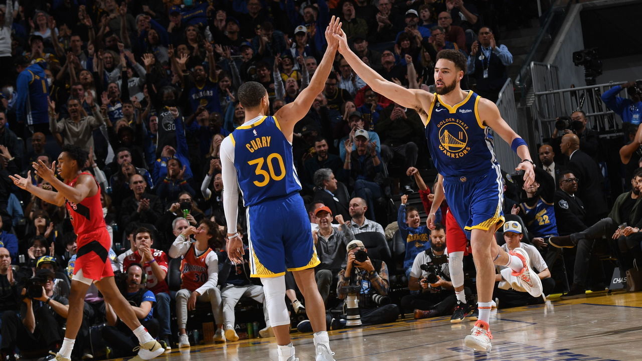 SAN FRANCISCO, CA - JANUARY 27: Teammates Stephen Curry #30 of the Golden State Warriors and Klay Thompson #11 high five during the game against the Toronto Raptors on January 27, 2023 at Chase Center in San Francisco, California. NOTE TO USER: User expressly acknowledges and agrees that, by downloading and or using this photograph, user is consenting to the terms and conditions of Getty Images License Agreement. Mandatory Copyright Notice: Copyright 2023 NBAE