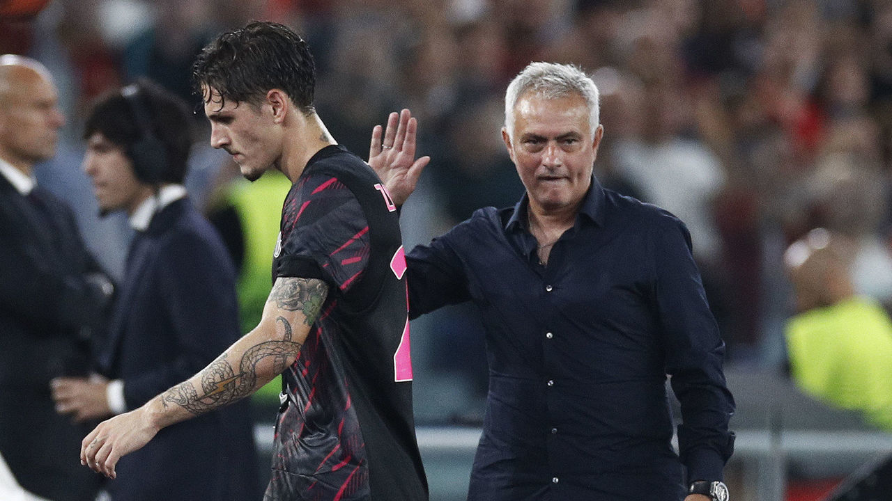 ROME, ITALY - SEPTEMBER 15: Jose Mourinho Head Coach of AS Roma talks to Nicolo Zaniolo of AS Roma during the UEFA Europa League group C match between AS Roma and HJK Helsinki at Stadio Olimpico on September 15, 2022 in Rome, Italy.