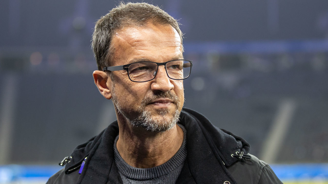 24 January 2023, Berlin: Berlin, 24.01.2023, Soccer, Bundesliga, Matchday 17, Hertha BSC - VfL Wolfsburg, Olympic Stadium. Fredi Bobic, managing director of Hertha BSC smiles. DFL regulations and DFB regulations prohibit any use of photographs as image sequences and/or quasi-video, Photo: Andreas Gora Photo: Andreas Gora/dpa - IMPORTANT NOTE: In accordance with the requirements of the DFL Deutsche Fußball Liga and the DFB Deutscher Fußball-Bund, it is prohibited to use or have used photographs taken in the stadium and/or of the match in the form of sequence pictures and/or video-like photo series.