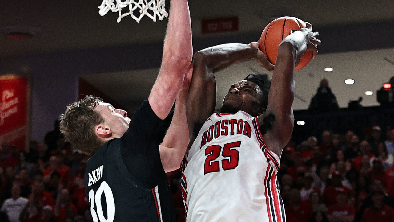 HOUSTON, TEXAS - JANUARY 28: Jarace Walker #25 of the Houston Cougars drives to the basket as Viktor Lakhin #30 of the Cincinnati Bearcats defends during the second half at Fertitta Center on January 28, 2023 in Houston, Texas.