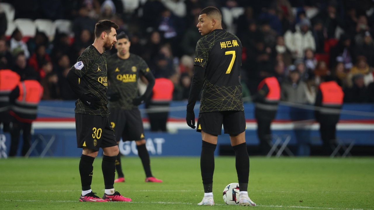 PARIS, FRANCE - JANUARY 29: Lionel Messi #30 and Kylian Mbappe #7 of Paris Saint-Germain are dissapointed after the equalization of Reims in over time during the Ligue 1 match between Paris Saint-Germain and Stade Reims at Parc des Princes on January 29, 2023 in Paris, France.