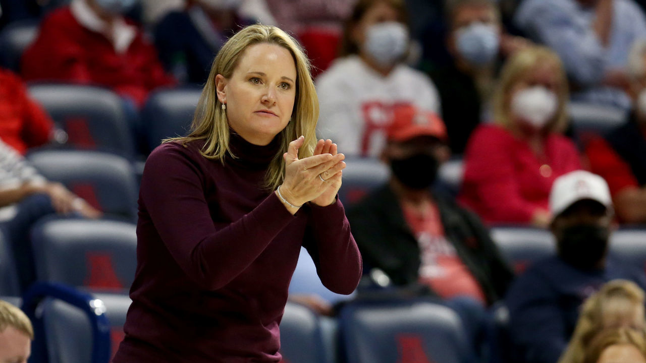 TUCSON, AZ - JANUARY 21: University of Utah Utes head coach Lynne Roberts during a basketball game between the University of Utah Utes and the University of Arizona Wildcats on January 21, 2022, at McKale Center in Tucson, Arizona.