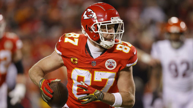 KANSAS CITY, MISSOURI - JANUARY 29: Travis Kelce #87 of the Kansas City Chiefs carries the ball against the Cincinnati Bengals during the first quarter in the AFC Championship Game at GEHA Field at Arrowhead Stadium on January 29, 2023 in Kansas City, Missouri.