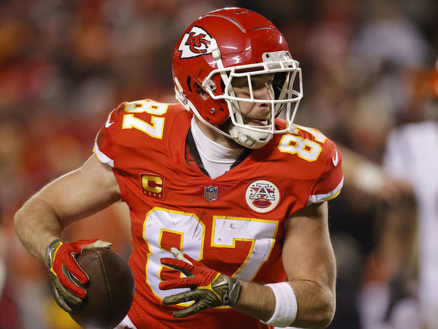 KANSAS CITY, MISSOURI - JANUARY 29: Travis Kelce #87 of the Kansas City Chiefs carries the ball against the Cincinnati Bengals during the first quarter in the AFC Championship Game at GEHA Field at Arrowhead Stadium on January 29, 2023 in Kansas City, Missouri.