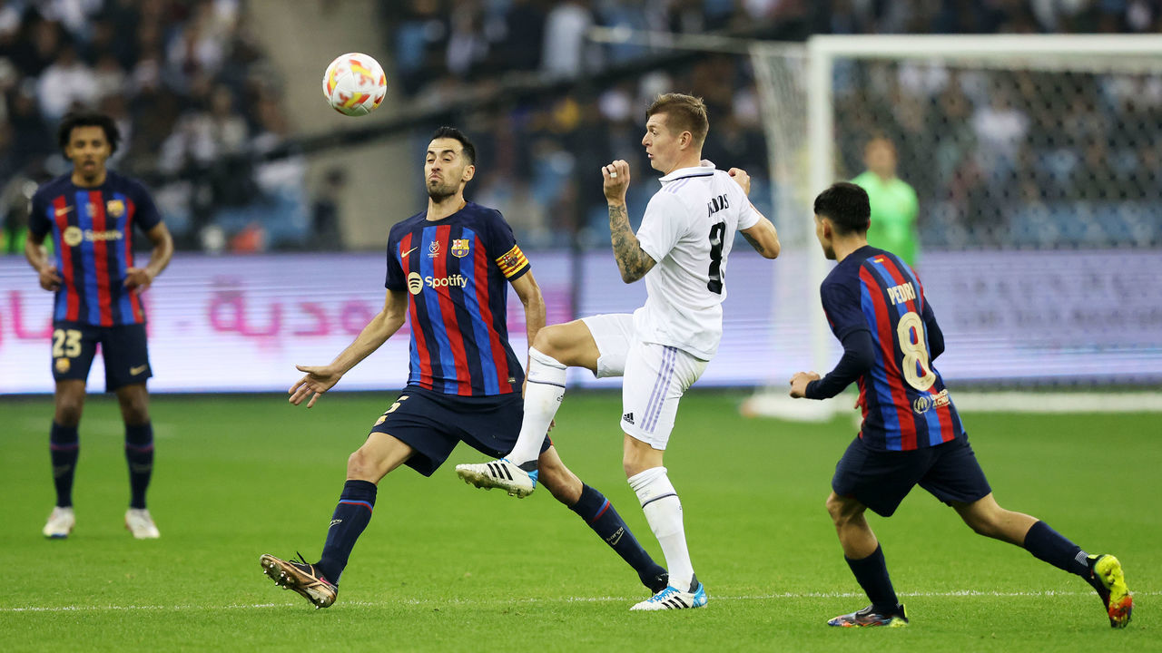 RIYADH, SAUDI ARABIA - JANUARY 15: Toni Kroos of Real Madrid is challenged by Sergio Busquets of FC Barcelona during the Super Copa de Espana Final match between Real Madrid and FC Barcelona at King Fahd International Stadium on January 15, 2023 in Riyadh, Saudi Arabia.