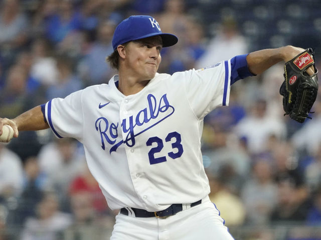 Photo: Royals Zack Greinke Pitches Against the Twins on Opening