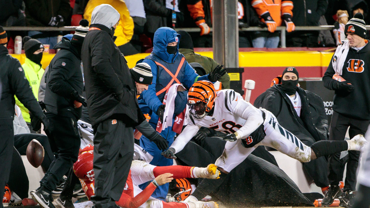 KANSAS CITY, MO - JANUARY 29: Cincinnati Bengals defensive end Joseph Ossai (58) shoves Kansas City Chiefs quarterback Patrick Mahomes (15) out of bounds during the last moments of the game on January 29th, 2023 at Arrowhead Stadium in Kansas City, Missouri.