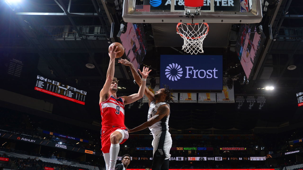 SAN ANTONIO, TX - JANUARY 30: Deni Avdija #9 of the Washington Wizards drives to the basket during the game against the San Antonio Spurs on January 30, 2023 at the AT&T Center in San Antonio, Texas. Mandatory Copyright Notice: Copyright 2023 NBAE (Photos by Michael Gonzales/NBAE via Getty Images)