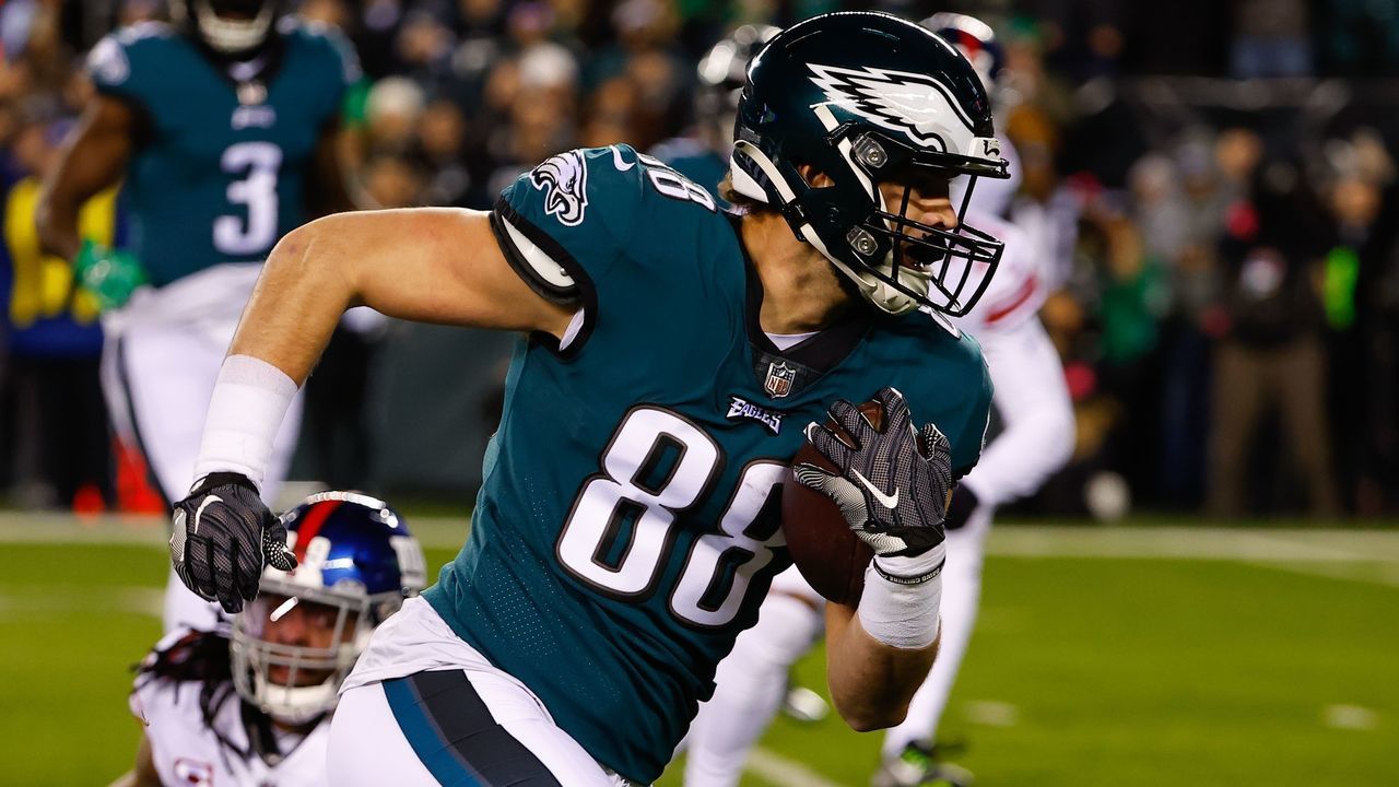 PHILADELPHIA, PA - JANUARY 21: Philadelphia Eagles tight end Dallas Goedert (88) runs after the catch and scores a touchdown during the NFC Divisional playoff game between the Philadelphia Eagles and the New York Giants on January 21, 2023 at Lincoln Financial Field in Philadelphia, Pennsylvania.