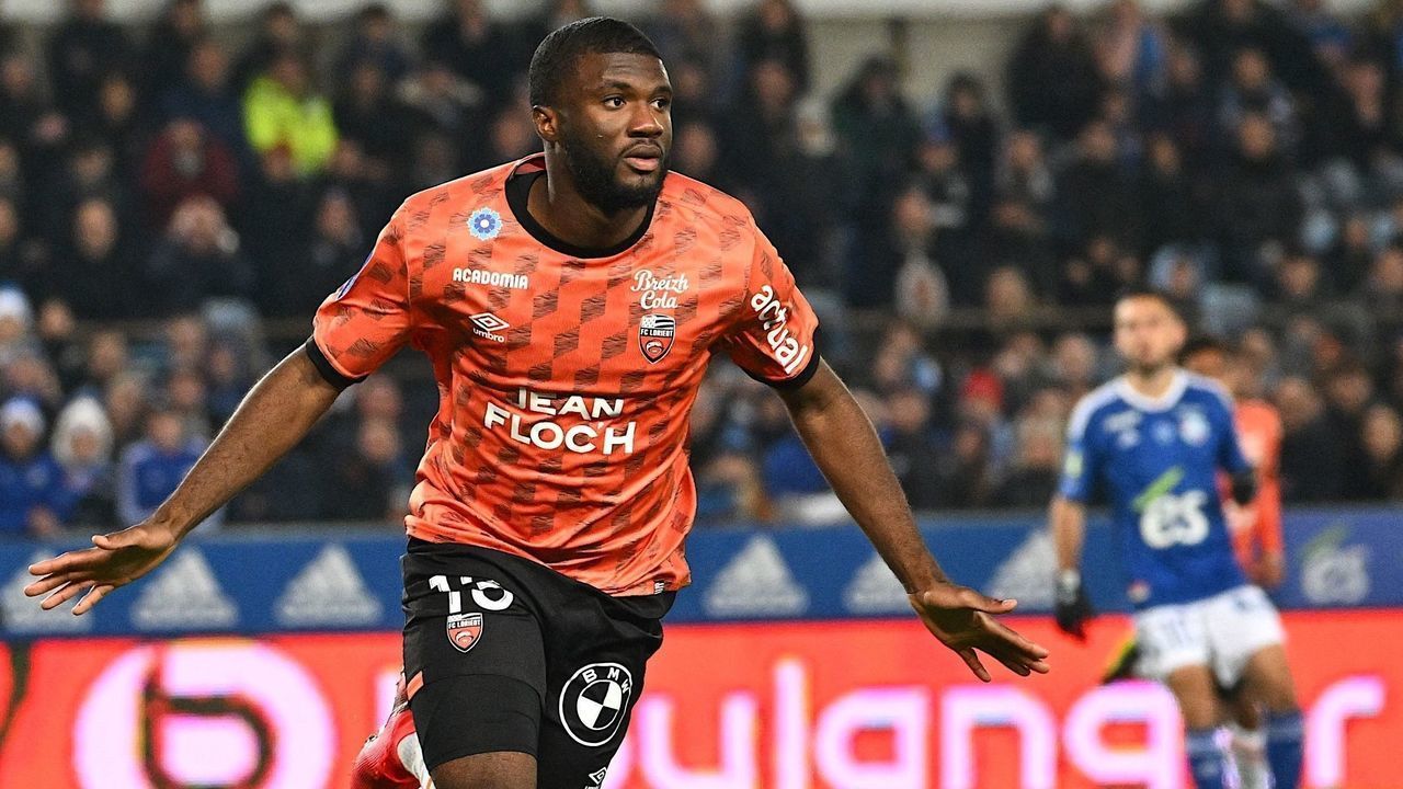 Lorients Nigerian forward Terem Moffi (L) celebrates after scoring a goal during the French L1 football match between RC Strasbourg Alsace and FC Lorient at the Meinau stadium in Strasbourg on November 13, 2022.