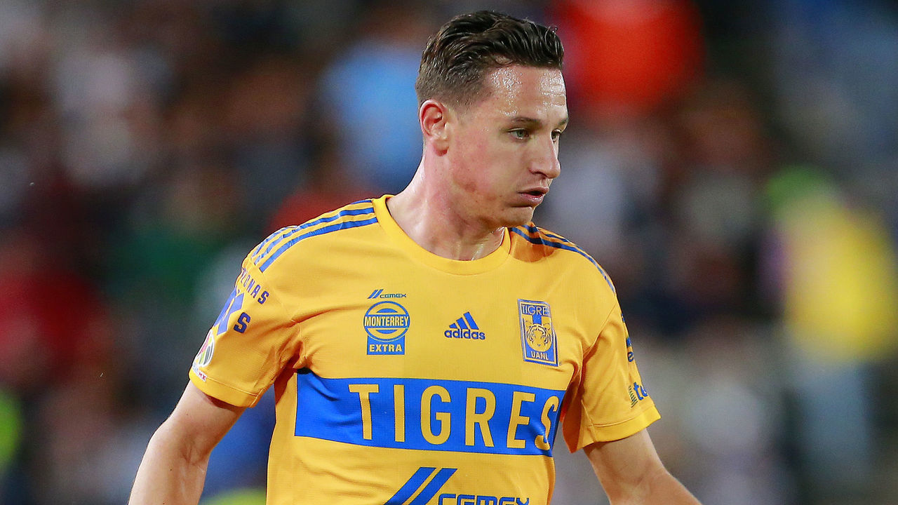 PACHUCA, MEXICO - OCTOBER 16: Florian Thauvin of Tigres drives the ball during the quarterfinals second leg match between Pachuca and Tigres UANL as part of the Torneo Apertura 2022 Liga MX at Hidalgo Stadium on October 16, 2022 in Pachuca, Mexico.
