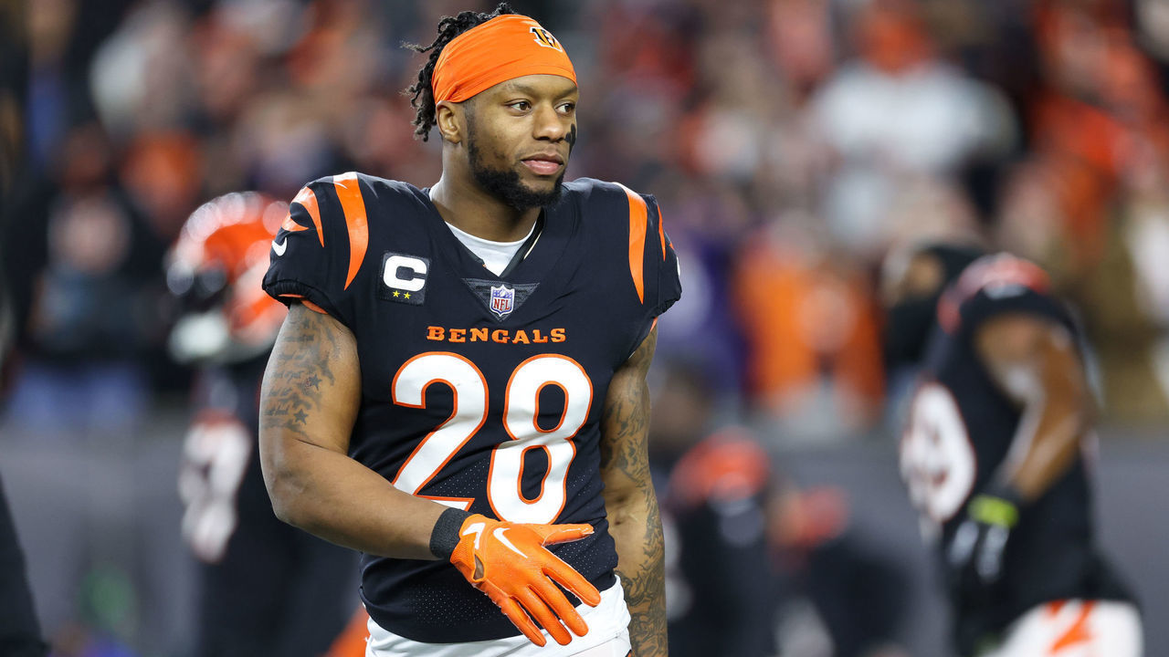 CINCINNATI, OH - JANUARY 15: Cincinnati Bengals running back Joe Mixon (28) warms up before the game against the Baltimore Ravens and the Cincinnati Bengals on January 15, 2023, at Paycor Stadium in Cincinnati, OH.