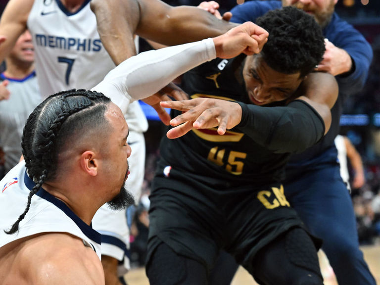 Watch Cavs' Mitchell, Grizzlies' Brooks ejected after scuffle