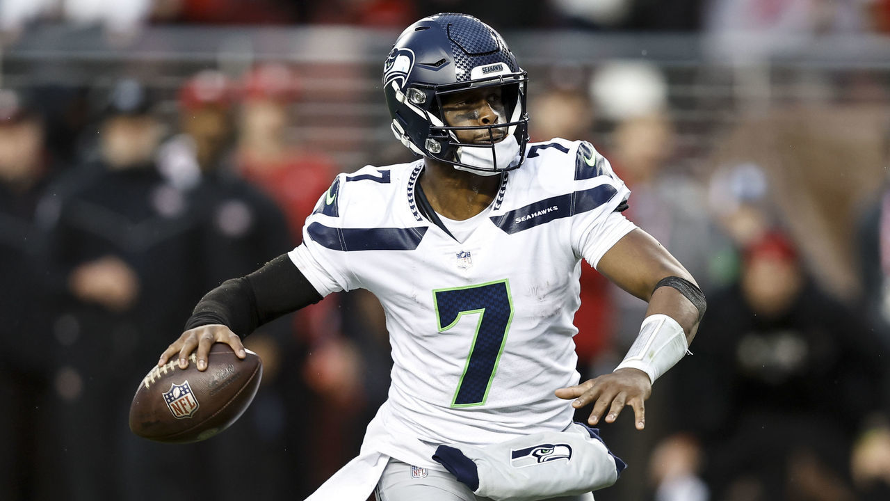 SANTA CLARA, CALIFORNIA - JANUARY 14: Geno Smith #7 of the Seattle Seahawks passes the ball during an NFL football game between the San Francisco 49ers and the Seattle Seahawks at Levi's Stadium on January 14, 2023 in Santa Clara, California.