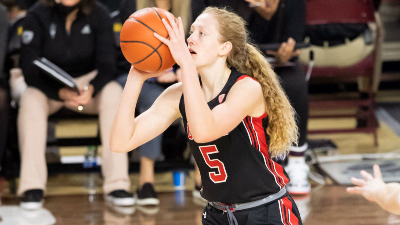 TEMPE, AZ - JANUARY 23: Gianna Kneepkens (5) of Utah goes for a jump shot during a women's college basketball game between the Utah Utes and the Arizona State Sun Devils on January 23, 2022, at Desert Financial Arena in Tempe, AZ.