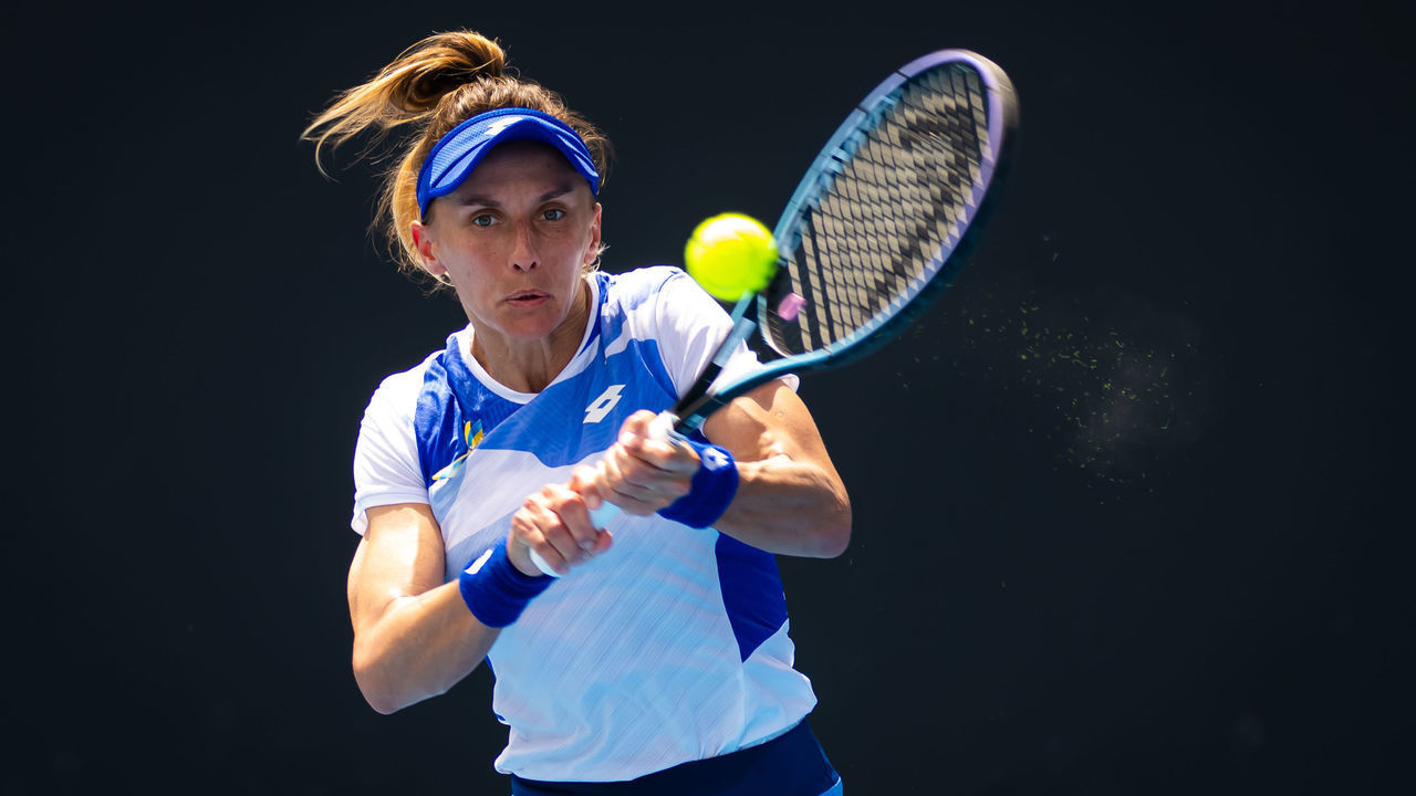 MELBOURNE, AUSTRALIA - JANUARY 16: Lesia Tsurenko of Ukraine in action against Karolina Muchova of the Czech Republic in her first round match on Day 1 of the 2023 Australian Open at Melbourne Park on January 16, 2023 in Melbourne, Australia