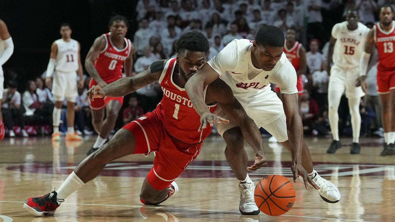 PHILADELPHIA, PA - FEBRUARY 05: Jamal Shead #1 of the Houston Cougars battles for the ball against Hysier Miller #3 of the Temple Owls in the first half at the Liacouras Center on February 5, 2023 in Philadelphia, Pennsylvania.