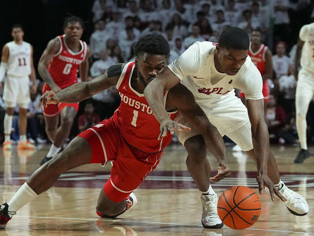 PHILADELPHIA, PA - FEBRUARY 05: Jamal Shead #1 of the Houston Cougars battles for the ball against Hysier Miller #3 of the Temple Owls in the first half at the Liacouras Center on February 5, 2023 in Philadelphia, Pennsylvania.