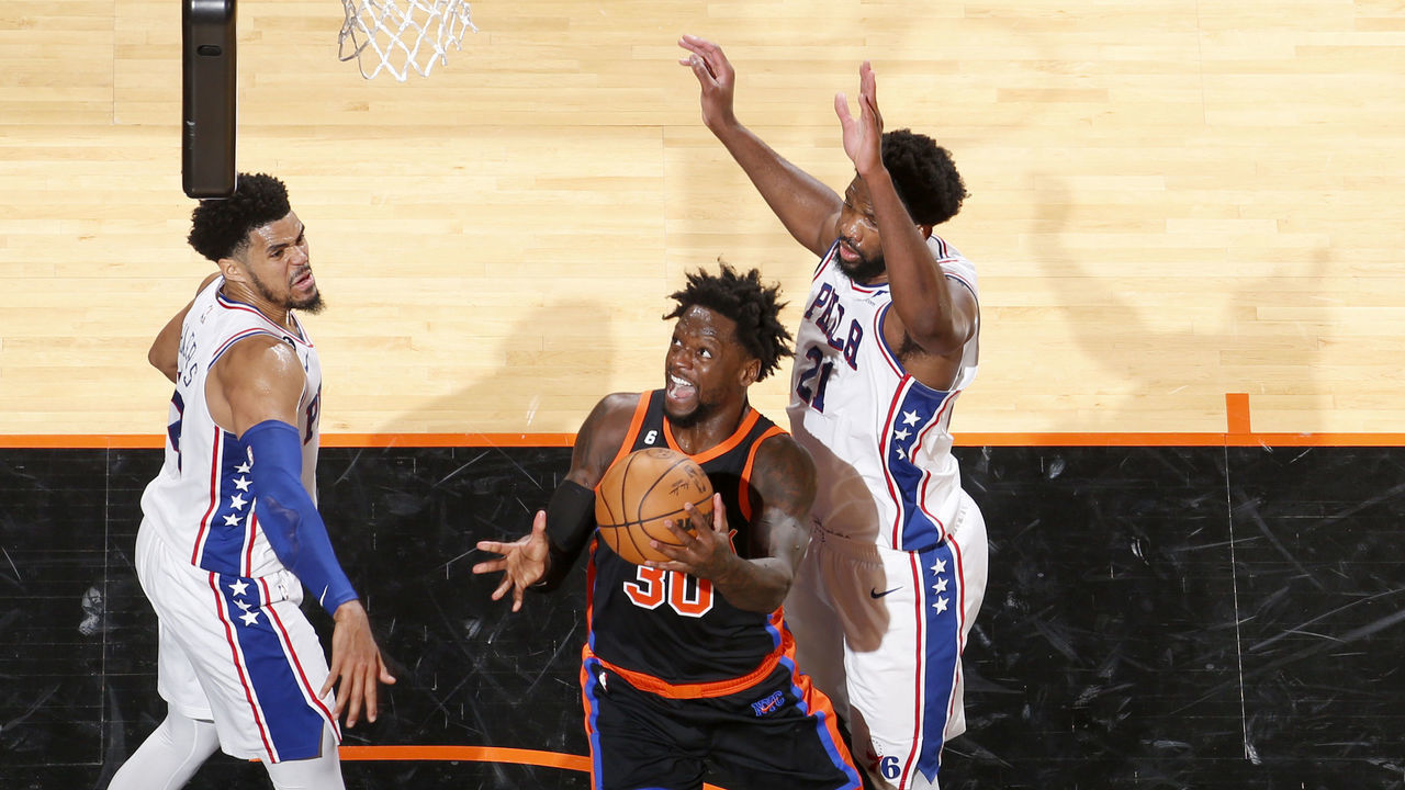 NEW YORK, NY - FEBRUARY 5: Julius Randle #30 of the New York Knicks drives to the basket during the game against the Philadelphia 76ers on February 5, 2023 at Madison Square Garden in New York City, New York. Mandatory Copyright Notice: Copyright 2023 NBAE