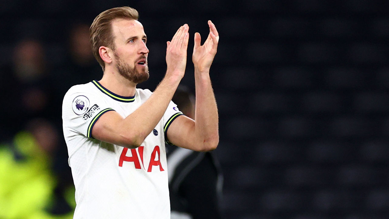 LONDON, ENGLAND - FEBRUARY 05: Harry Kane of Tottenham Hotspur applauds the fans after the team's victory during the Premier League match between Tottenham Hotspur and Manchester City at Tottenham Hotspur Stadium on February 05, 2023 in London, England.