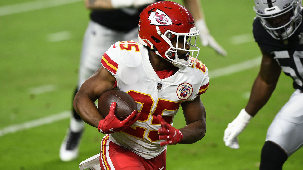 LAS VEGAS, NEVADA - NOVEMBER 22: Running back Clyde Edwards-Helaire #25 of the Kansas City Chiefs runs against the Las Vegas Raiders in the first half of their game at Allegiant Stadium on November 22, 2020 in Las Vegas, Nevada.