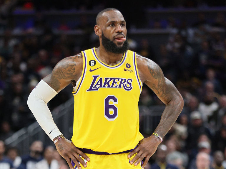 LeBron: I'm 'disappointed' Lakers didn't trade for Kyrie | theScore.com