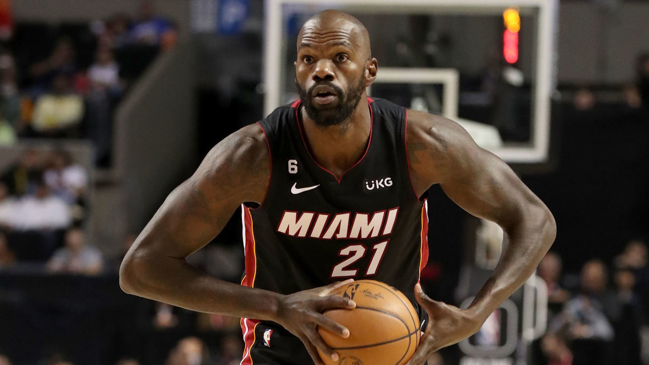 MEXICO CITY, MX - DECEMBER 17: Dewayne Dedmon #21 of the Miami Heat handles the ball during the game against the San Antonio Spurs on December 17, 2022 at Arena Ciudad de Mexico in Mexico City, Mexico. Mandatory Copyright Notice: Copyright 2022 NBAE