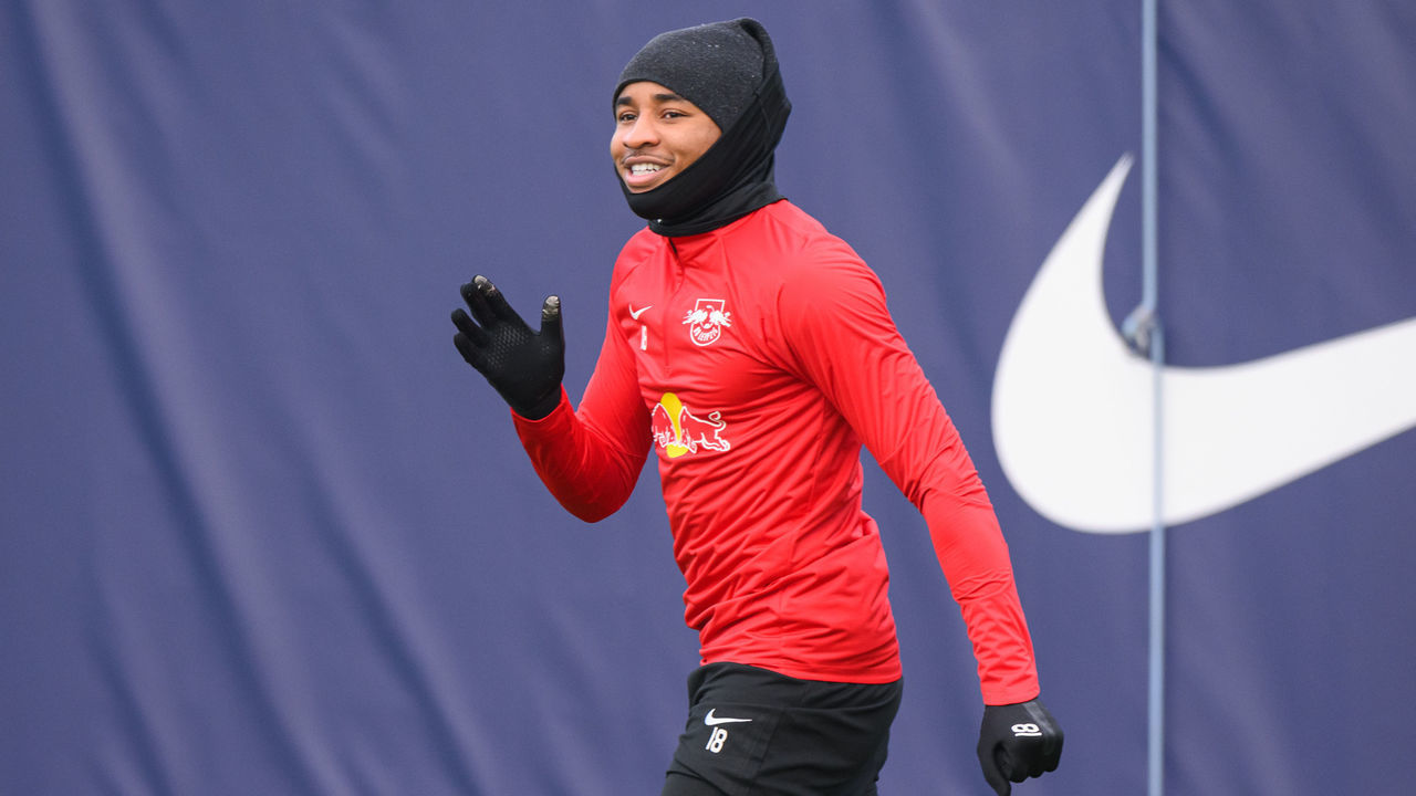 07 February 2023, Saxony, Leipzig: Soccer Bundesliga: Public training of RB Leipzig at the training center on Cottaweg. Christopher Nkunku waves to the fans upon arrival at the training ground. Photo: Christian Modla/dpa