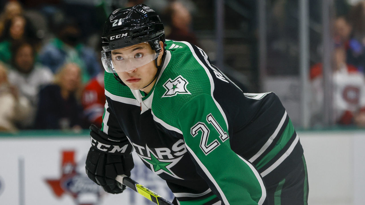 DALLAS, TX - DECEMBER 23: Dallas Stars left wing Jason Robertson (21) waits for the puck to drop during the game between the Dallas Stars and the Montreal Canadiens on December 23, 2022 at American Airlines Center in Dallas, TX.