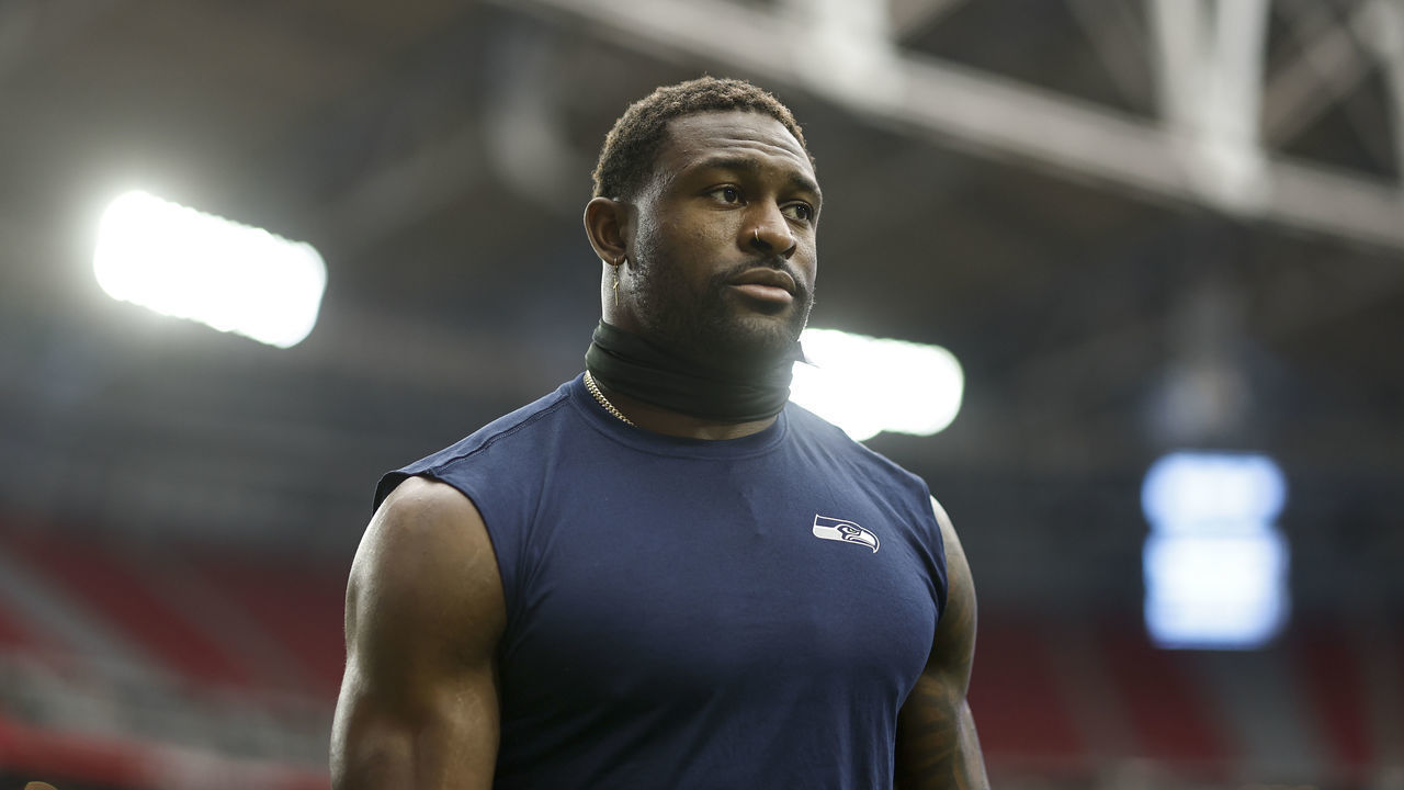 GLENDALE, ARIZONA - NOVEMBER 06: DK Metcalf #14 of the Seattle Seahawks looks on prior to an NFL Football game between the Arizona Cardinals and the Seattle Seahawks at State Farm Stadium on November 06, 2022 in Glendale, Arizona.