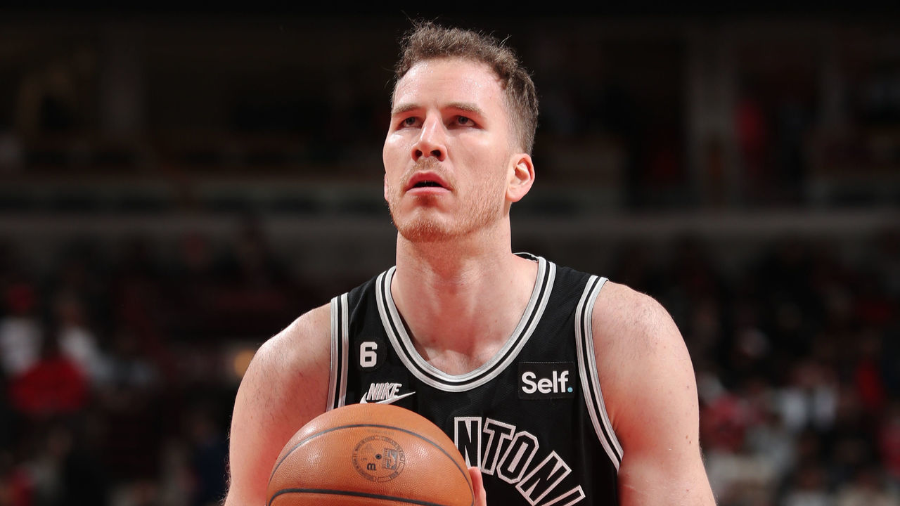 CHICAGO, IL - FEBRUARY 6: Jakob Poeltl #25 of the San Antonio Spurs shoots a free throw during the game against the Chicago Bulls on February 6, 2023 at the United Center in Chicago, Illinois. Mandatory Copyright Notice: Copyright 2022 NBAE .