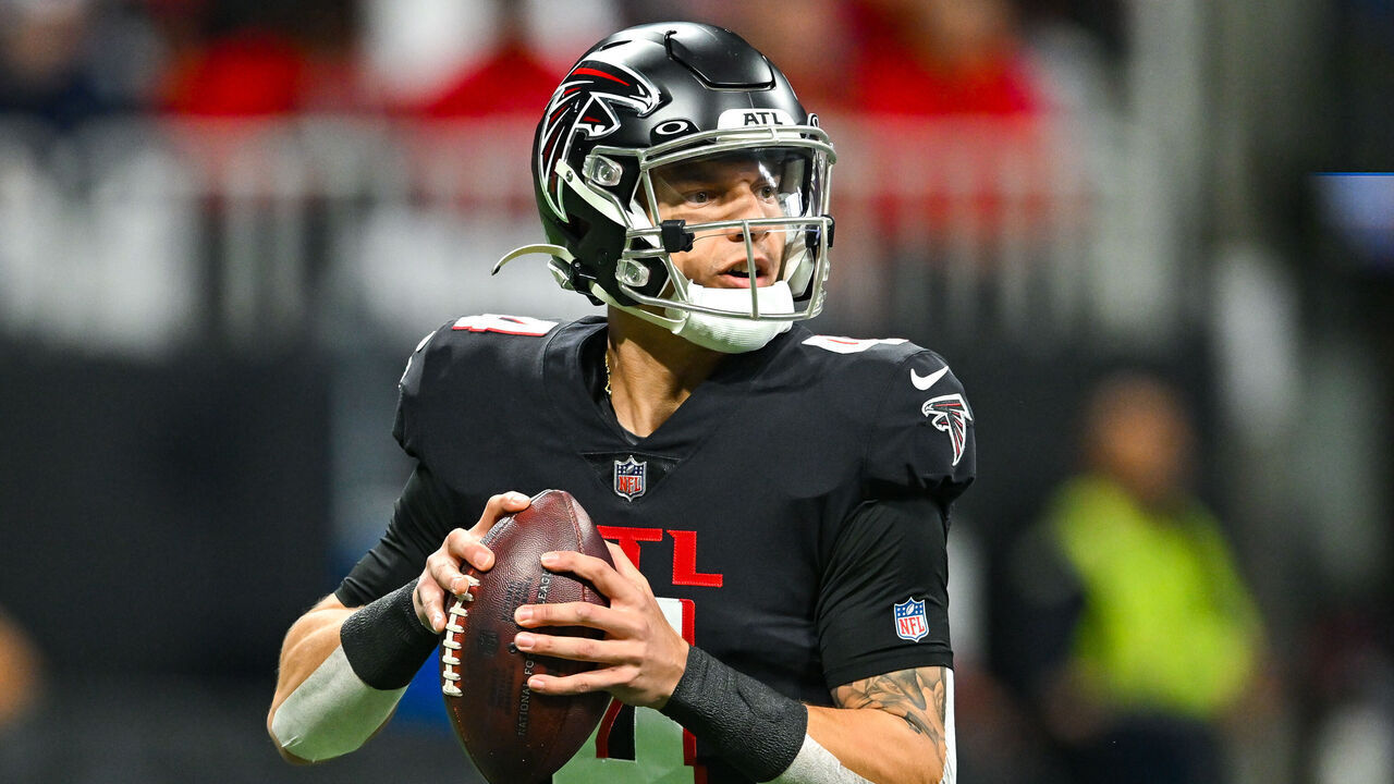 ATLANTA, GA JANUARY 08: Atlanta quarterback Desmond Ridder (4) drops back to pass during the NFL game between the Tampa Bay Buccaneers and the Atlanta Falcons on January 8th, 2023 at Mercedes-Benz Stadium in Atlanta, GA.