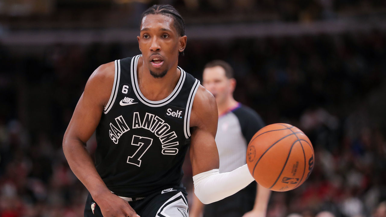 CHICAGO, IL - FEBRUARY 06: San Antonio Spurs Guard Josh Richardson (7) passes the ball during a NBA game between the San Antonio Spurs and the Chicago Bulls on February 6, 2023 at the United Center in Chicago, IL.