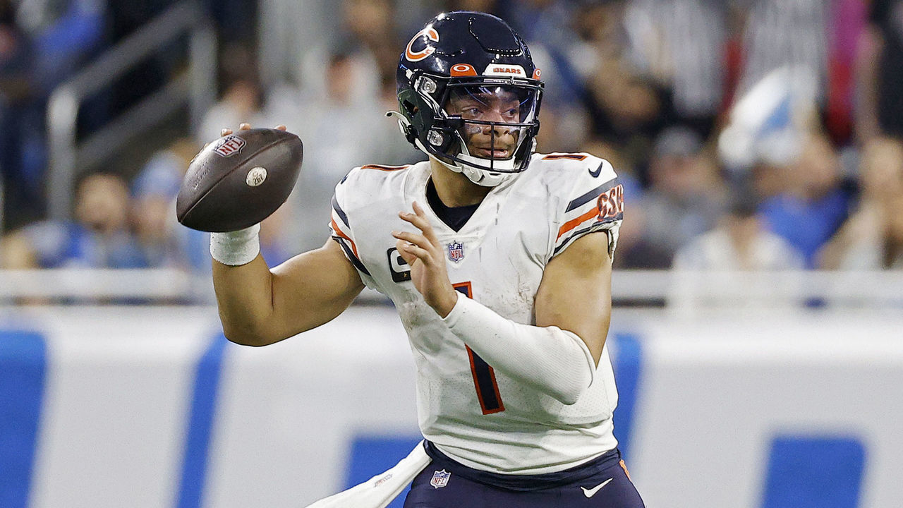 DETROIT, MICHIGAN - JANUARY 01: Justin Fields #1 of the Chicago Bears throws a pass in the second half of a game against the Detroit Lions at Ford Field on January 01, 2023 in Detroit, Michigan.