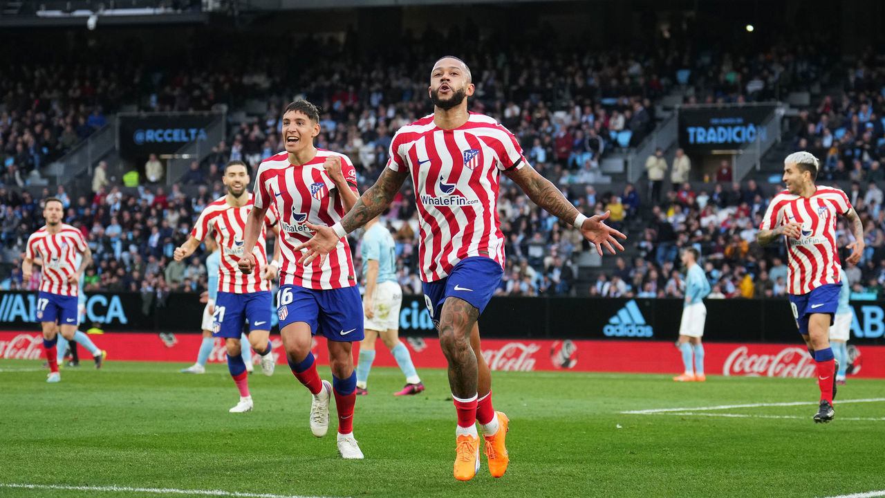 VIGO, SPAIN - FEBRUARY 12: Memphis Depay of Atletico Madrid celebrates after scoring the team's first goal during the LaLiga Santander match between RC Celta and Atletico de Madrid at Estadio Balaidos on February 12, 2023 in Vigo, Spain.