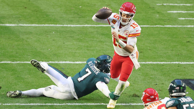 GLENDALE, ARIZONA - FEBRUARY 12: Haason Reddick #7 of the Philadelphia Eagles pressures Patrick Mahomes #15 of the Kansas City Chiefs during the first quarter in Super Bowl LVII at State Farm Stadium on February 12, 2023 in Glendale, Arizona.