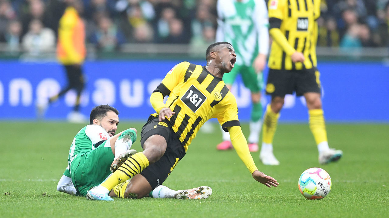 dpatop - 11 February 2023, Bremen: Soccer: Bundesliga, Werder Bremen - Borussia Dortmund, Matchday 20, wohninvest Weserstadion. Dortmund's Youssoufa Moukoko (r) is fouled by Werder's Leonardo Bittencourt. Photo: Carmen Jaspersen/dpa - IMPORTANT NOTE: In accordance with the requirements of the DFL Deutsche Fußball Liga and the DFB Deutscher Fußball-Bund, it is prohibited to use or have used photographs taken in the stadium and/or of the match in the form of sequence pictures and/or video-like photo series.