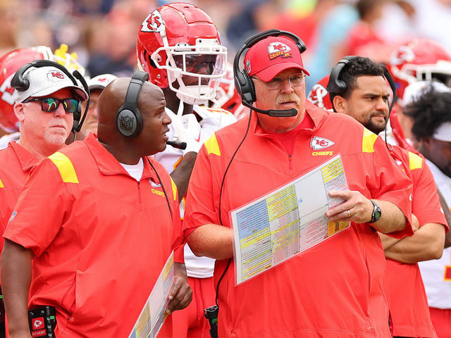 Kansas City Chiefs offensive coordinator Eric Bieniemy talks to