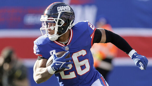 EAST RUTHERFORD, NEW JERSEY - DECEMBER 04: (NEW YORK DAILIES OUT) Saquon Barkley #26 of the New York Giants in action against the Washington Commanders at MetLife Stadium on December 04, 2022 in East Rutherford, New Jersey. The game ended in a 20-20 tie.
