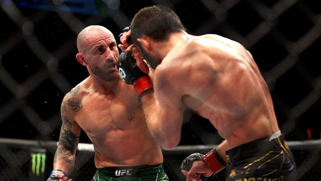 PERTH, AUSTRALIA - FEBRUARY 12: Alex Volkanovski of Australia battles Islam Makhachev of Russia in the UFC lightweight championship fight during UFC 284 at RAC Arena on February 12, 2023 in Perth, Australia.