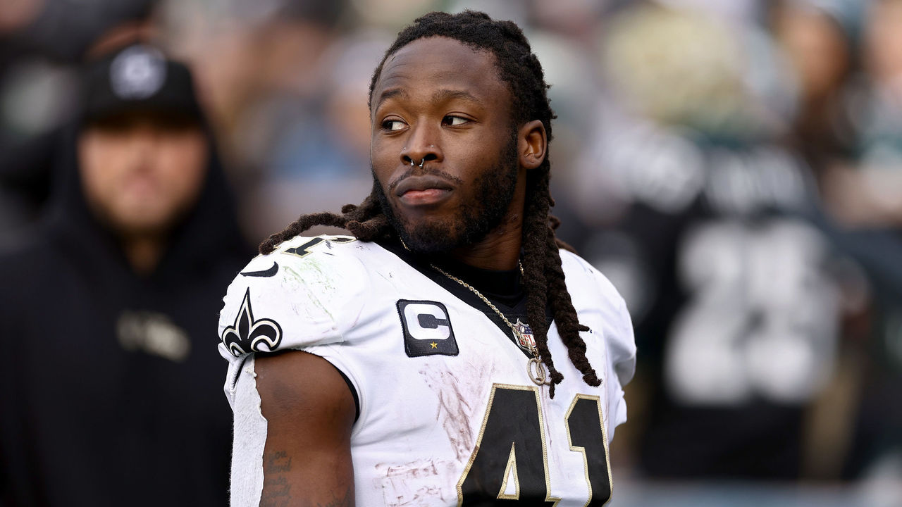 Alvin Kamara returns to practice amid ongoing contract talks with