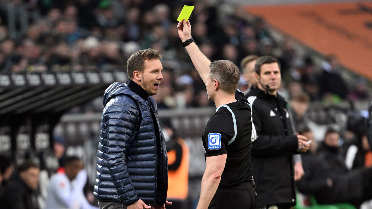 18 February 2023, North Rhine-Westphalia, Mönchengladbach: Soccer: Bundesliga, Borussia Mönchengladbach - Bayern Munich, Matchday 21, Stadium im Borussia-Park: Referee Tobias Welz shows Bayern coach Julian Nagelsmann the yellow card. Photo: Federico Gambarini/dpa - IMPORTANT NOTE: In accordance with the requirements of the DFL Deutsche Fußball Liga and the DFB Deutscher Fußball-Bund, it is prohibited to use or have used photographs taken in the stadium and/or of the match in the form of sequence pictures and/or video-like photo series.