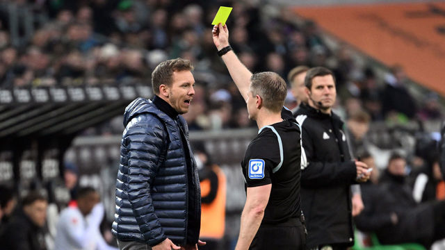 18 February 2023, North Rhine-Westphalia, Mönchengladbach: Soccer: Bundesliga, Borussia Mönchengladbach - Bayern Munich, Matchday 21, Stadium im Borussia-Park: Referee Tobias Welz shows Bayern coach Julian Nagelsmann the yellow card. Photo: Federico Gambarini/dpa - IMPORTANT NOTE: In accordance with the requirements of the DFL Deutsche Fußball Liga and the DFB Deutscher Fußball-Bund, it is prohibited to use or have used photographs taken in the stadium and/or of the match in the form of sequence pictures and/or video-like photo series.