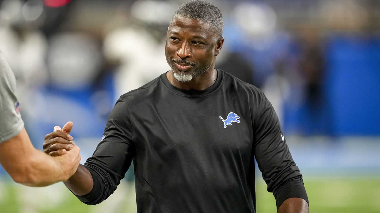 DETROIT, MICHIGAN - SEPTEMBER 11: Defensive coordinator Aaron Glenn of the Detroit Lions gives a handshake before the game against the Philadelphia Eagles at Ford Field on September 11, 2022 in Detroit, Michigan.