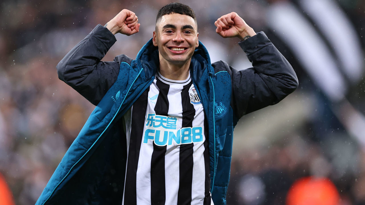 NEWCASTLE UPON TYNE, ENGLAND - JANUARY 31: Miguel Almiron of Newcastle United celebrates at full time during the Carabao Cup Semi Final 2nd Leg match between Newcastle United and Southampton at St James' Park on January 31, 2023 in Newcastle upon Tyne, England.