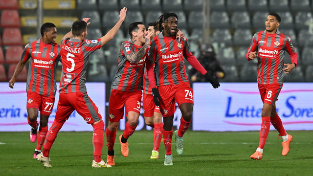 CREMONA, ITALY - FEBRUARY 28: Frank Tsadjout of US Cremonese celebrates after scoring the team's first goal with teammates during the Serie A match between US Cremonese and AS Roma at Stadio Giovanni Zini on February 28, 2023 in Cremona, Italy.