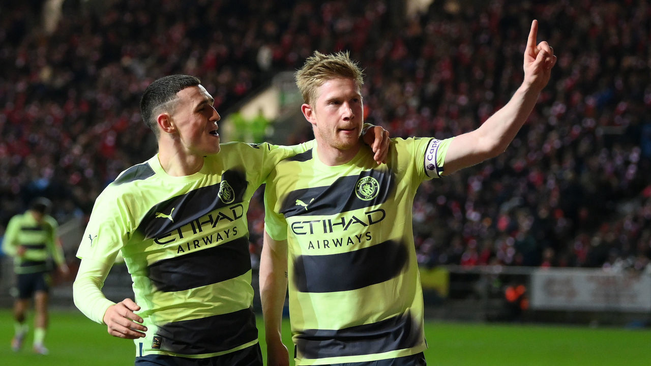 BRISTOL, ENGLAND - FEBRUARY 28: Kevin De Bruyne of Manchester City celebrates after scoring the team's third goal with teammate Phil Foden during the Emirates FA Cup Fifth Round match between Bristol City and Manchester City at Ashton Gate on February 28, 2023 in Bristol, England.